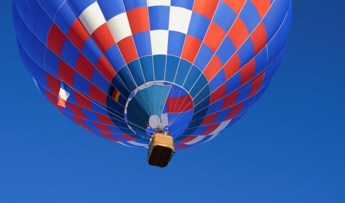 Ballonfahrt mit blauem Himmel in Fürth